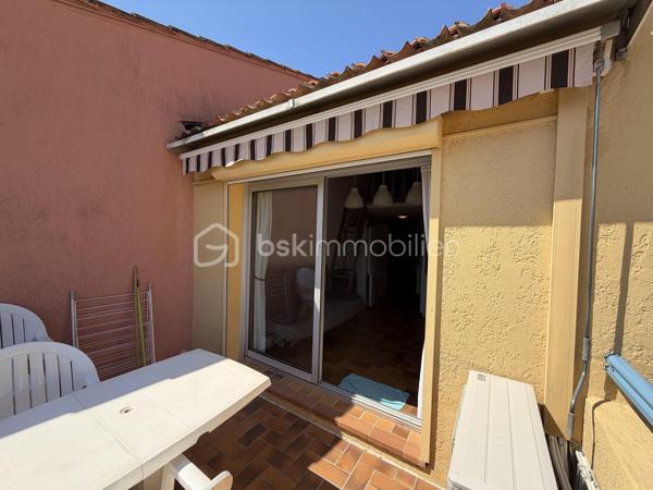 Un pied-à-terre idéal à proximité de la mer !

Proche des plages, du port et du centre-ville, venez découvrir ce charmant appartement 2 pièces Climatisé, vendu entièrement meublé, offrant 35 m² habitables.

Situé dans une résidence de Standing Sécurisée avec gardien, au cœur d'un environnement calme et verdoyant, ce bien constitue une belle opportunité pour profiter de Cavalaire tout au long de l'année ou pour un investissement locatif.

L'appartement propose une organisation fonctionnelle avec une entrée avec placard, une chambre, une salle de bains avec WC et une agréable pièce de vie avec cuisine ouverte.

La pièce de vie s'ouvre sur une terrasse exposée Est, avec une vue dégagée particulièrement agréable sur la piscine et les jardins paysagers de la résidence, complétée par un aperçu mer.

Autre véritable atout : une mezzanine de plus de 9 m², offrant un espace supplémentaire qui pourra être utilisé comme couchage, bureau ou espace détente.

UNE RÉSIDENCE IDÉALE POUR PROFITER DE CAVALAIRE

Vous bénéficierez d'un cadre de vie privilégié avec :

🏊 Une piscine
🌳 De beaux jardins paysagers
🎯 Un terrain de pétanque
🛡️ Un gardien et un accès sécurisé
🤫 Un environnement calme et préservé

Une place de stationnement privative vient compléter le bien.

LES POINTS FORTS

⭐ 35 m² habitables / 27 m² Loi Carrez
⭐ Appartement vendu entièrement meublé
⭐ Climatisation
⭐ Mezzanine de plus de 9 m²
⭐ Terrasse exposée Est
⭐ Vue piscine et jardins
⭐ Aperçu mer
⭐ Piscine dans la résidence
⭐ Gardien
⭐ Parking privatif
⭐ DPE C / A
⭐ À quelques pas des plages, du port et du centre-ville
⭐ Charges de copropriété : 122 € / mois

Que ce soit pour vos vacances, votre résidence secondaire ou un investissement locatif, ce bien offre un excellent compromis entre confort, environnement et proximité des principaux attraits de Cavalaire-sur-Mer.

À découvrir sans tarder.

📞 Olivier PROUST
Agent Mandataire Immobilier indépendant
📱 06 61 53 40 05
📧 o.proust@bskimmobilier.com