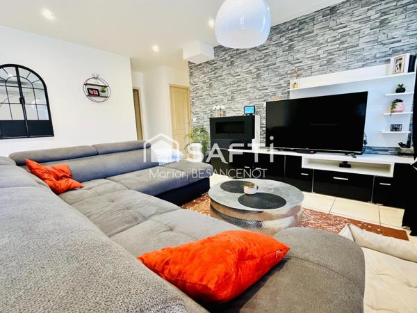 Maison T4 en 3 faces, 3 chambres, garage, piscine et jardin.