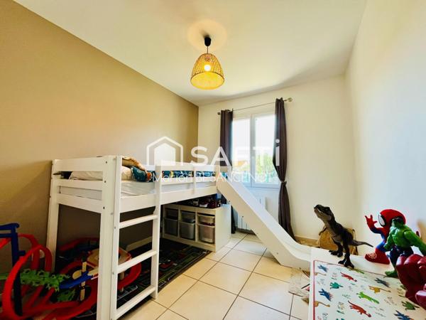 Maison T4 en 3 faces, 3 chambres, garage, piscine et jardin.