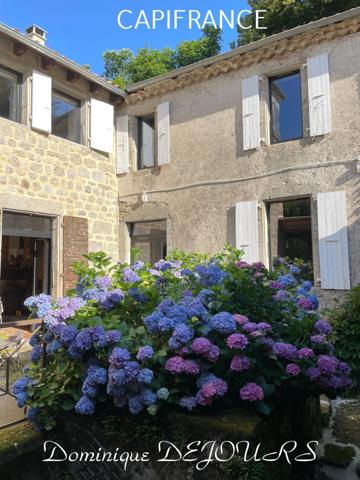 Grande maison bourgeoise de 400m² habitable et son parc de 8000m²au bord de la rivière