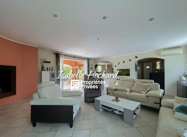 Maison familiale avec appartement T2 indépendant, piscine et grand terrain  Quartier calme à Garéoult