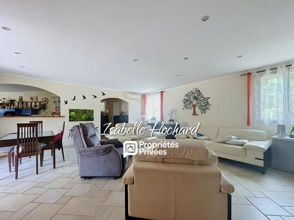 Maison familiale avec appartement T2 indépendant, piscine et grand terrain  Quartier calme à Garéoult