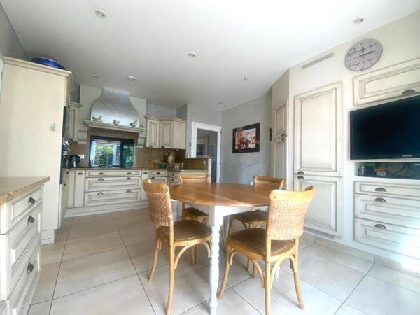 SPLENDIDE MAISON VOLUMES GENEREUX GARAGE DE 93 M2  A DEUX PAS DE LA ROCHELLE !