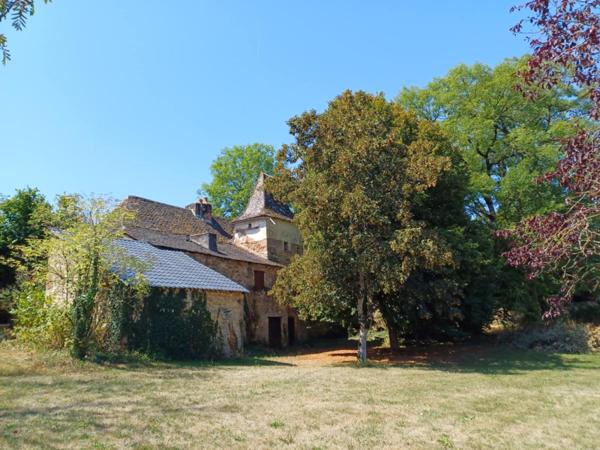 Idéalement située à 2.5km de Rignac, 25mn de Rodez et Decazeville et 30mn de Villefranche.