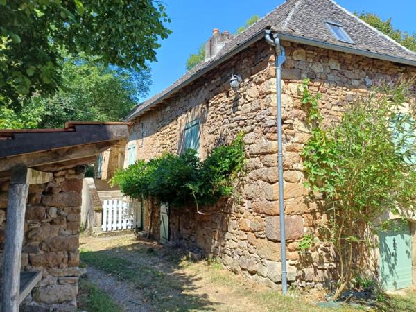 Idéalement située à 2.5km de Rignac, 25mn de Rodez et Decazeville et 30mn de Villefranche.