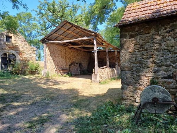 Idéalement située à 2.5km de Rignac, 25mn de Rodez et Decazeville et 30mn de Villefranche.
