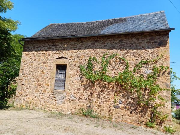 Idéalement située à 2.5km de Rignac, 25mn de Rodez et Decazeville et 30mn de Villefranche.