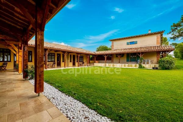 Proprieté de plus de 700m2 habitables sur 1,24 hectare de terrain, piscine et vue exceptionnelle