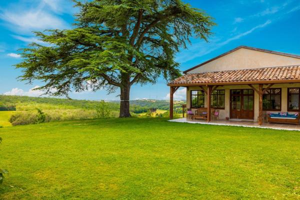 Proprieté de plus de 700m2 habitables sur 1,24 hectare de terrain, piscine et vue exceptionnelle