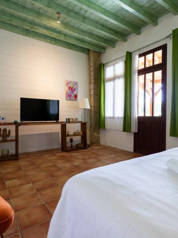 Proprieté de plus de 700m2 habitables sur 1,24 hectare de terrain, piscine et vue exceptionnelle