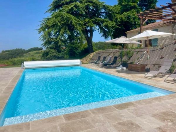 Proprieté de plus de 700m2 habitables sur 1,24 hectare de terrain, piscine et vue exceptionnelle