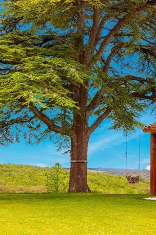 Proprieté de plus de 700m2 habitables sur 1,24 hectare de terrain, piscine et vue exceptionnelle