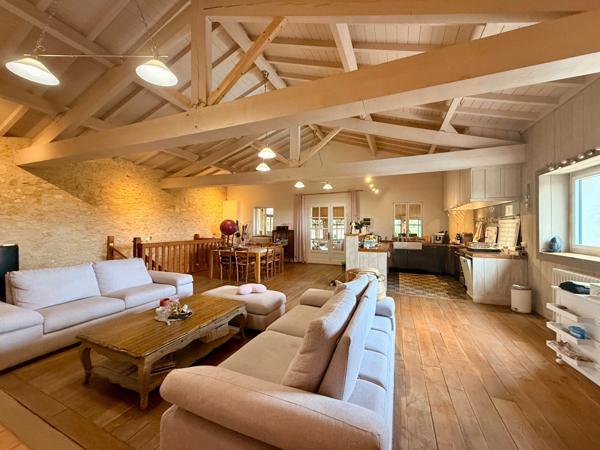 Proprieté de plus de 700m2 habitables sur 1,24 hectare de terrain, piscine et vue exceptionnelle