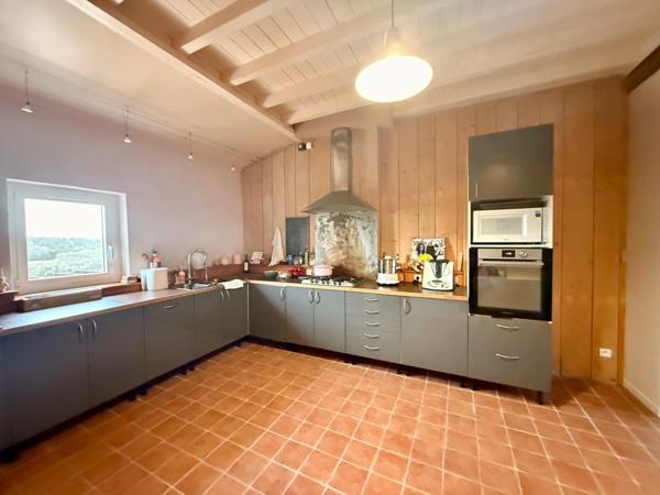 Proprieté de plus de 700m2 habitables sur 1,24 hectare de terrain, piscine et vue exceptionnelle