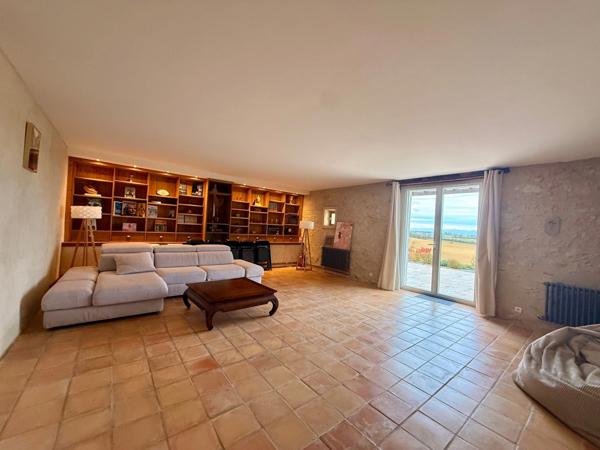 Proprieté de plus de 700m2 habitables sur 1,24 hectare de terrain, piscine et vue exceptionnelle