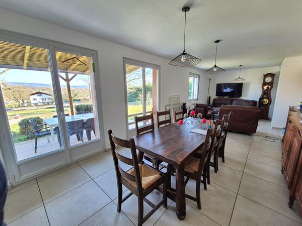 Maison Plain Pied  à vendre à Saint Etienne du Bois - 4 pièces, 3 chambres