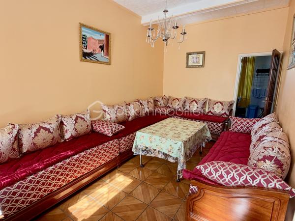 📍ROANNE 
Découvrez avec Ophélie GINEYS BSK IMMOBILIER cette petite maison de ville mitoyenne en copropriété à fort potentiel. 

🚘 À seulement 5 minutes à pied du centre-ville et proche de toutes les commodités avec stationnement gratuit 

🏠 Environ 65 m² habitables :

• Un salon dès l’entrée
• Une cuisine équipée
• Une loggia avec WC
• À l’étage : une pièce d’accueil pouvant être redistribuée en chambre
• Une grande chambre
• Une petite salle d’eau
• Une seconde loggia avec WC et placard
• Une cave

Idéal pour une personne seule, un couple ou un investisseur.

• Toiture neuve
• Double vitrage bois
• Chaudière gaz de ville
• Faibles charges de copropriété : environ 350 €/an
• Taxe foncière : 175 €
. DPE OK