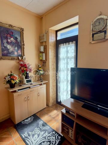 📍ROANNE 
Découvrez avec Ophélie GINEYS BSK IMMOBILIER cette petite maison de ville mitoyenne en copropriété à fort potentiel. 

🚘 À seulement 5 minutes à pied du centre-ville et proche de toutes les commodités avec stationnement gratuit 

🏠 Environ 65 m² habitables :

• Un salon dès l’entrée
• Une cuisine équipée
• Une loggia avec WC
• À l’étage : une pièce d’accueil pouvant être redistribuée en chambre
• Une grande chambre
• Une petite salle d’eau
• Une seconde loggia avec WC et placard
• Une cave

Idéal pour une personne seule, un couple ou un investisseur.

• Toiture neuve
• Double vitrage bois
• Chaudière gaz de ville
• Faibles charges de copropriété : environ 350 €/an
• Taxe foncière : 175 €
. DPE OK