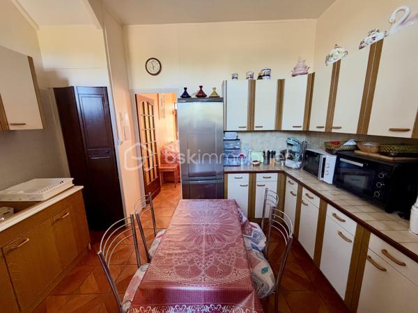 📍ROANNE 
Découvrez avec Ophélie GINEYS BSK IMMOBILIER cette petite maison de ville mitoyenne en copropriété à fort potentiel. 

🚘 À seulement 5 minutes à pied du centre-ville et proche de toutes les commodités avec stationnement gratuit 

🏠 Environ 65 m² habitables :

• Un salon dès l’entrée
• Une cuisine équipée
• Une loggia avec WC
• À l’étage : une pièce d’accueil pouvant être redistribuée en chambre
• Une grande chambre
• Une petite salle d’eau
• Une seconde loggia avec WC et placard
• Une cave

Idéal pour une personne seule, un couple ou un investisseur.

• Toiture neuve
• Double vitrage bois
• Chaudière gaz de ville
• Faibles charges de copropriété : environ 350 €/an
• Taxe foncière : 175 €
. DPE OK