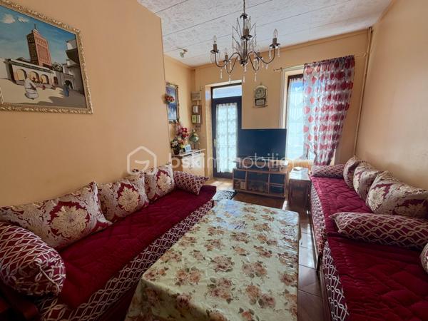 📍ROANNE 
Découvrez avec Ophélie GINEYS BSK IMMOBILIER cette petite maison de ville mitoyenne en copropriété à fort potentiel. 

🚘 À seulement 5 minutes à pied du centre-ville et proche de toutes les commodités avec stationnement gratuit 

🏠 Environ 65 m² habitables :

• Un salon dès l’entrée
• Une cuisine équipée
• Une loggia avec WC
• À l’étage : une pièce d’accueil pouvant être redistribuée en chambre
• Une grande chambre
• Une petite salle d’eau
• Une seconde loggia avec WC et placard
• Une cave

Idéal pour une personne seule, un couple ou un investisseur.

• Toiture neuve
• Double vitrage bois
• Chaudière gaz de ville
• Faibles charges de copropriété : environ 350 €/an
• Taxe foncière : 175 €
. DPE OK