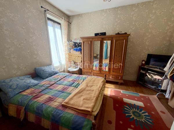 📍ROANNE 
Découvrez avec Ophélie GINEYS BSK IMMOBILIER cette petite maison de ville mitoyenne en copropriété à fort potentiel. 

🚘 À seulement 5 minutes à pied du centre-ville et proche de toutes les commodités avec stationnement gratuit 

🏠 Environ 65 m² habitables :

• Un salon dès l’entrée
• Une cuisine équipée
• Une loggia avec WC
• À l’étage : une pièce d’accueil pouvant être redistribuée en chambre
• Une grande chambre
• Une petite salle d’eau
• Une seconde loggia avec WC et placard
• Une cave

Idéal pour une personne seule, un couple ou un investisseur.

• Toiture neuve
• Double vitrage bois
• Chaudière gaz de ville
• Faibles charges de copropriété : environ 350 €/an
• Taxe foncière : 175 €
. DPE OK