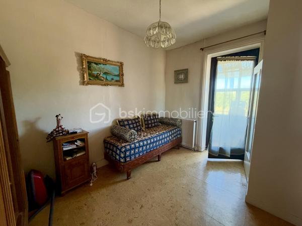 📍ROANNE 
Découvrez avec Ophélie GINEYS BSK IMMOBILIER cette petite maison de ville mitoyenne en copropriété à fort potentiel. 

🚘 À seulement 5 minutes à pied du centre-ville et proche de toutes les commodités avec stationnement gratuit 

🏠 Environ 65 m² habitables :

• Un salon dès l’entrée
• Une cuisine équipée
• Une loggia avec WC
• À l’étage : une pièce d’accueil pouvant être redistribuée en chambre
• Une grande chambre
• Une petite salle d’eau
• Une seconde loggia avec WC et placard
• Une cave

Idéal pour une personne seule, un couple ou un investisseur.

• Toiture neuve
• Double vitrage bois
• Chaudière gaz de ville
• Faibles charges de copropriété : environ 350 €/an
• Taxe foncière : 175 €
. DPE OK