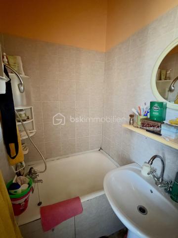 📍ROANNE 
Découvrez avec Ophélie GINEYS BSK IMMOBILIER cette petite maison de ville mitoyenne en copropriété à fort potentiel. 

🚘 À seulement 5 minutes à pied du centre-ville et proche de toutes les commodités avec stationnement gratuit 

🏠 Environ 65 m² habitables :

• Un salon dès l’entrée
• Une cuisine équipée
• Une loggia avec WC
• À l’étage : une pièce d’accueil pouvant être redistribuée en chambre
• Une grande chambre
• Une petite salle d’eau
• Une seconde loggia avec WC et placard
• Une cave

Idéal pour une personne seule, un couple ou un investisseur.

• Toiture neuve
• Double vitrage bois
• Chaudière gaz de ville
• Faibles charges de copropriété : environ 350 €/an
• Taxe foncière : 175 €
. DPE OK