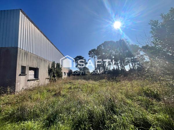 Hangar de 600 m² sur terrain constructible proche de la mer