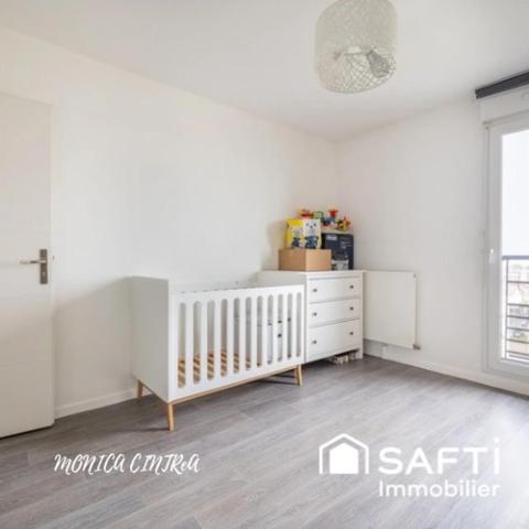 Situé au 5e et dernier étage d'une résidence récente de 2019 avec ascenseur, ce bel appartement de 3 pièces d'environ 60 m2, séduit immédiatement par sa luminosité, son agencement fonctionnel et son confort moderne.