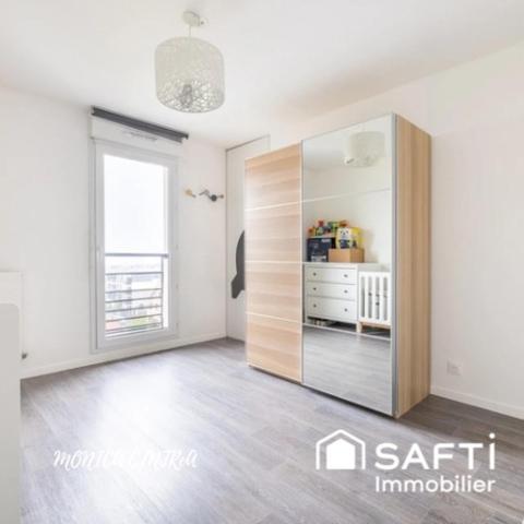 Situé au 5e et dernier étage d'une résidence récente de 2019 avec ascenseur, ce bel appartement de 3 pièces d'environ 60 m2, séduit immédiatement par sa luminosité, son agencement fonctionnel et son confort moderne.
