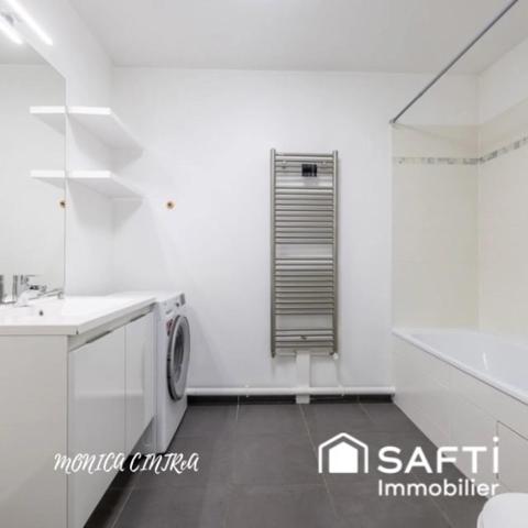 Situé au 5e et dernier étage d'une résidence récente de 2019 avec ascenseur, ce bel appartement de 3 pièces d'environ 60 m2, séduit immédiatement par sa luminosité, son agencement fonctionnel et son confort moderne.