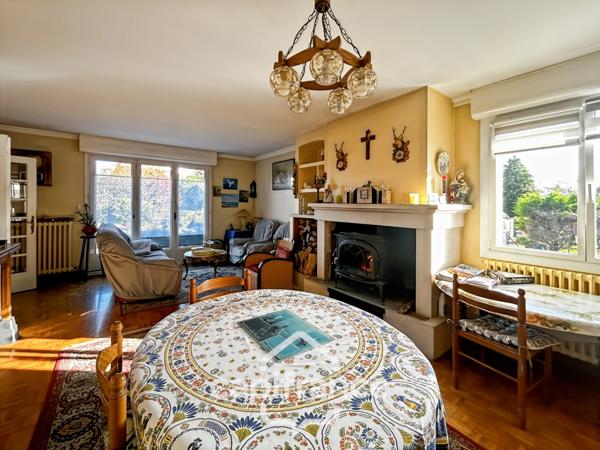 CHARMANTE MAISON NÉO-BRETONNE – 7 PIÈCES – 134 m² HABITABLES – 4 CHAMBRES – SOUS-SOL COMPLET