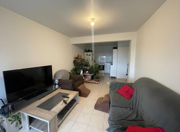 A vendre à Séné appartement une chambre et une place de parking