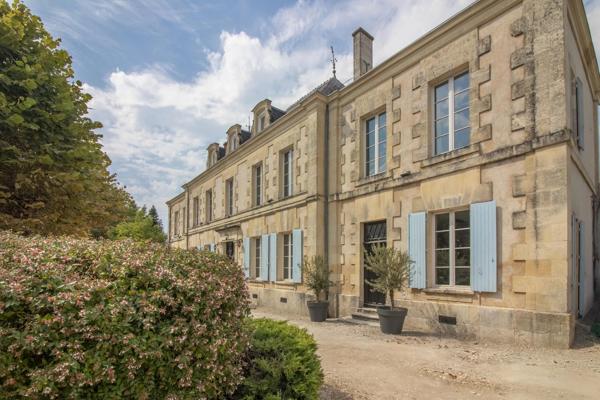 Château d’Exception avec Dépendances, Piscine et Jardin Paysager – Proche de St Jean d’Angély