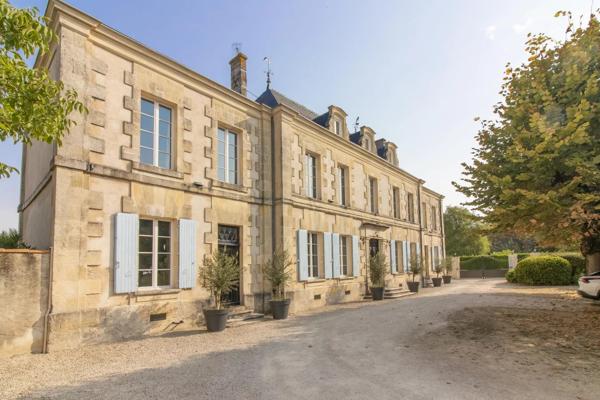 Château d’Exception avec Dépendances, Piscine et Jardin Paysager – Proche de St Jean d’Angély