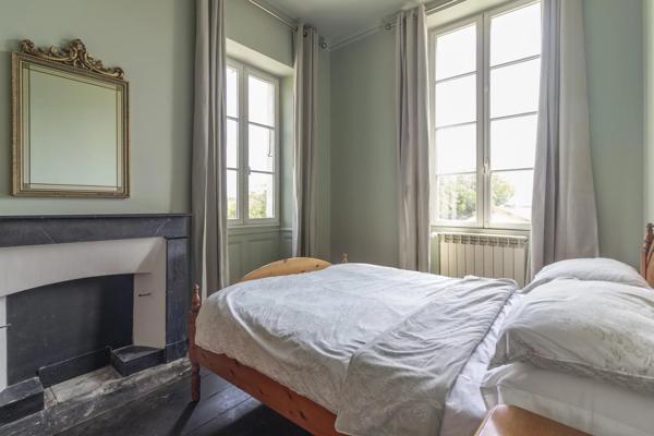 Château d’Exception avec Dépendances, Piscine et Jardin Paysager – Proche de St Jean d’Angély