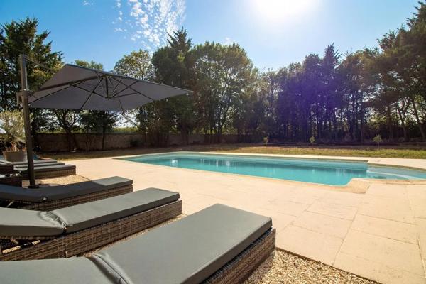 Château d’Exception avec Dépendances, Piscine et Jardin Paysager – Proche de St Jean d’Angély