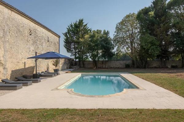 Château d’Exception avec Dépendances, Piscine et Jardin Paysager – Proche de St Jean d’Angély