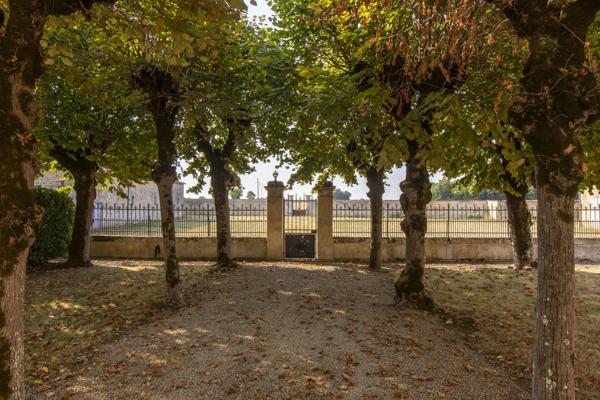 Château d’Exception avec Dépendances, Piscine et Jardin Paysager – Proche de St Jean d’Angély