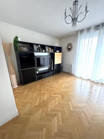 Villemomble 10 min RER E...Bel appartement de 2 pièces + Pkg + Cave + Asc