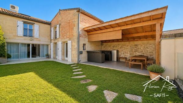 Maison de ville en pierre avec piscine au calme.