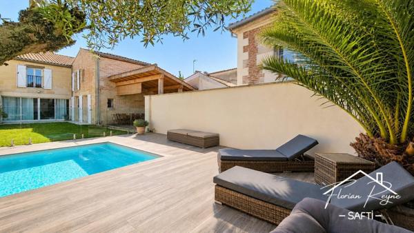 Maison de ville en pierre avec piscine au calme.