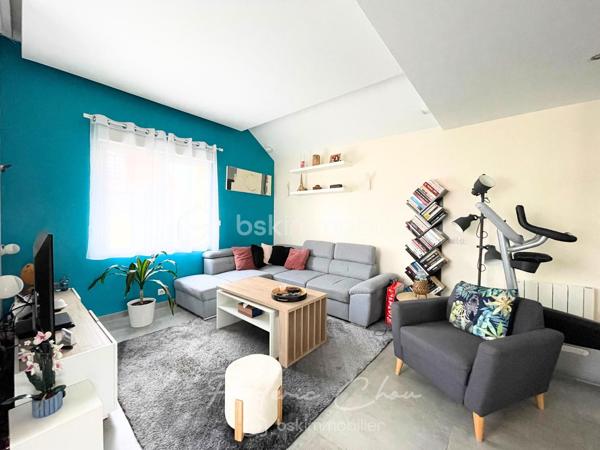 77200 - TORCY - SECTEUR VIEUX TORCY A 2 PAS DU CENTRE VILLE
CHARMANTE MAISON FAMILIALE AVEC SEJOUR SPACIEUX DE 50 M² ENVIRON
JARDIN ARBORE AVEC TERRASSE SANS VIS-A-VIS

🏡 Frédéric Chou vous présente cette superbe maison contemporaine, qui vous séduira dès les premiers instants par ses volumes, sa luminosité et son ambiance chaleureuse.
❤️ Coup de coeur garantit.

Développant environ 122,5 m² au sol dont 107,74 m² habitables, elle offre un cadre de vie idéal pour une famille en quête de confort et de modernité.

✨ Au rez-de-chaussée :
Vous découvrirez un vaste séjour de 50 m² baigné de lumière, entièrement sans vis-à-vis, ouvrant sur une cuisine ouverte moderne et conviviale, parfaite pour partager de beaux moments en famille ou entre amis.
Un dressing polyvalent, pouvant aisément faire office de bureau ou de chambre, complète ce niveau, ainsi qu’une salle de bain et des toilettes séparées.

✨ À l’étage :
L’espace nuit se compose de trois belles chambres, confortables et bien agencées, ainsi que d’une salle d’eau avec WC.

🌿 À l’extérieur :
Un beau jardin de 100 m² et sa terrasse de 30 m²sans vis-à-vis, vous permettront de profiter pleinement des beaux jours en toute intimité.
Un cabanon vous offre un espace de stockage supplémentaire.
Une place de parking complète ce bien.

Taxe foncière : environ 900 € annuel
DPE : C
GES : B

💎 Les + :
Maison décorée avec goût, aux prestations modernes
Belle luminosité naturelle
Aucun vis-à-vis
Environnement agréable et recherché
Une maison clé en main, où il ne vous reste plus qu’à poser vos valises.
Proche des écoles et des commerces
Gare RER A Torcy à 10 min par les bus 220, 211 et 421

📞 À visiter sans tarder !