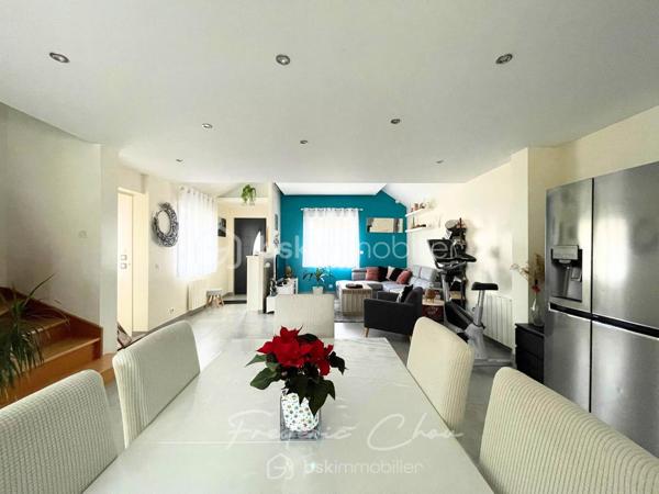 77200 - TORCY - SECTEUR VIEUX TORCY A 2 PAS DU CENTRE VILLE
CHARMANTE MAISON FAMILIALE AVEC SEJOUR SPACIEUX DE 50 M² ENVIRON
JARDIN ARBORE AVEC TERRASSE SANS VIS-A-VIS

🏡 Frédéric Chou vous présente cette superbe maison contemporaine, qui vous séduira dès les premiers instants par ses volumes, sa luminosité et son ambiance chaleureuse.
❤️ Coup de coeur garantit.

Développant environ 122,5 m² au sol dont 107,74 m² habitables, elle offre un cadre de vie idéal pour une famille en quête de confort et de modernité.

✨ Au rez-de-chaussée :
Vous découvrirez un vaste séjour de 50 m² baigné de lumière, entièrement sans vis-à-vis, ouvrant sur une cuisine ouverte moderne et conviviale, parfaite pour partager de beaux moments en famille ou entre amis.
Un dressing polyvalent, pouvant aisément faire office de bureau ou de chambre, complète ce niveau, ainsi qu’une salle de bain et des toilettes séparées.

✨ À l’étage :
L’espace nuit se compose de trois belles chambres, confortables et bien agencées, ainsi que d’une salle d’eau avec WC.

🌿 À l’extérieur :
Un beau jardin de 100 m² et sa terrasse de 30 m²sans vis-à-vis, vous permettront de profiter pleinement des beaux jours en toute intimité.
Un cabanon vous offre un espace de stockage supplémentaire.
Une place de parking complète ce bien.

Taxe foncière : environ 900 € annuel
DPE : C
GES : B

💎 Les + :
Maison décorée avec goût, aux prestations modernes
Belle luminosité naturelle
Aucun vis-à-vis
Environnement agréable et recherché
Une maison clé en main, où il ne vous reste plus qu’à poser vos valises.
Proche des écoles et des commerces
Gare RER A Torcy à 10 min par les bus 220, 211 et 421

📞 À visiter sans tarder !