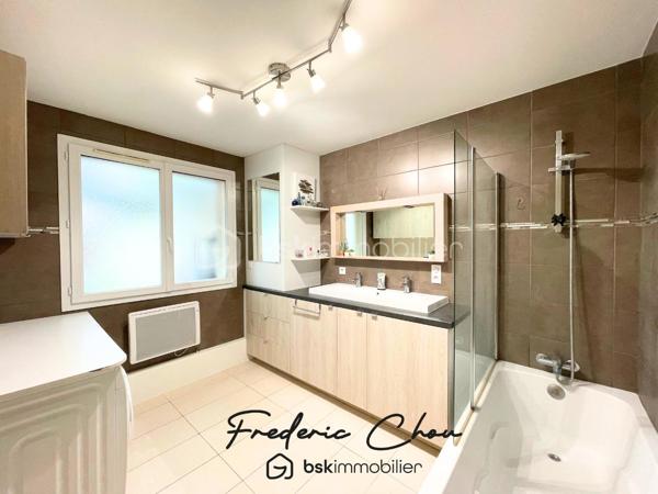 77200 - TORCY - SECTEUR VIEUX TORCY A 2 PAS DU CENTRE VILLE
CHARMANTE MAISON FAMILIALE AVEC SEJOUR SPACIEUX DE 50 M² ENVIRON
JARDIN ARBORE AVEC TERRASSE SANS VIS-A-VIS

🏡 Frédéric Chou vous présente cette superbe maison contemporaine, qui vous séduira dès les premiers instants par ses volumes, sa luminosité et son ambiance chaleureuse.
❤️ Coup de coeur garantit.

Développant environ 122,5 m² au sol dont 107,74 m² habitables, elle offre un cadre de vie idéal pour une famille en quête de confort et de modernité.

✨ Au rez-de-chaussée :
Vous découvrirez un vaste séjour de 50 m² baigné de lumière, entièrement sans vis-à-vis, ouvrant sur une cuisine ouverte moderne et conviviale, parfaite pour partager de beaux moments en famille ou entre amis.
Un dressing polyvalent, pouvant aisément faire office de bureau ou de chambre, complète ce niveau, ainsi qu’une salle de bain et des toilettes séparées.

✨ À l’étage :
L’espace nuit se compose de trois belles chambres, confortables et bien agencées, ainsi que d’une salle d’eau avec WC.

🌿 À l’extérieur :
Un beau jardin de 100 m² et sa terrasse de 30 m²sans vis-à-vis, vous permettront de profiter pleinement des beaux jours en toute intimité.
Un cabanon vous offre un espace de stockage supplémentaire.
Une place de parking complète ce bien.

Taxe foncière : environ 900 € annuel
DPE : C
GES : B

💎 Les + :
Maison décorée avec goût, aux prestations modernes
Belle luminosité naturelle
Aucun vis-à-vis
Environnement agréable et recherché
Une maison clé en main, où il ne vous reste plus qu’à poser vos valises.
Proche des écoles et des commerces
Gare RER A Torcy à 10 min par les bus 220, 211 et 421

📞 À visiter sans tarder !
