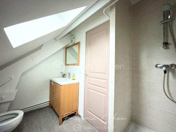 77200 - TORCY - SECTEUR VIEUX TORCY A 2 PAS DU CENTRE VILLE
CHARMANTE MAISON FAMILIALE AVEC SEJOUR SPACIEUX DE 50 M² ENVIRON
JARDIN ARBORE AVEC TERRASSE SANS VIS-A-VIS

🏡 Frédéric Chou vous présente cette superbe maison contemporaine, qui vous séduira dès les premiers instants par ses volumes, sa luminosité et son ambiance chaleureuse.
❤️ Coup de coeur garantit.

Développant environ 122,5 m² au sol dont 107,74 m² habitables, elle offre un cadre de vie idéal pour une famille en quête de confort et de modernité.

✨ Au rez-de-chaussée :
Vous découvrirez un vaste séjour de 50 m² baigné de lumière, entièrement sans vis-à-vis, ouvrant sur une cuisine ouverte moderne et conviviale, parfaite pour partager de beaux moments en famille ou entre amis.
Un dressing polyvalent, pouvant aisément faire office de bureau ou de chambre, complète ce niveau, ainsi qu’une salle de bain et des toilettes séparées.

✨ À l’étage :
L’espace nuit se compose de trois belles chambres, confortables et bien agencées, ainsi que d’une salle d’eau avec WC.

🌿 À l’extérieur :
Un beau jardin de 100 m² et sa terrasse de 30 m²sans vis-à-vis, vous permettront de profiter pleinement des beaux jours en toute intimité.
Un cabanon vous offre un espace de stockage supplémentaire.
Une place de parking complète ce bien.

Taxe foncière : environ 900 € annuel
DPE : C
GES : B

💎 Les + :
Maison décorée avec goût, aux prestations modernes
Belle luminosité naturelle
Aucun vis-à-vis
Environnement agréable et recherché
Une maison clé en main, où il ne vous reste plus qu’à poser vos valises.
Proche des écoles et des commerces
Gare RER A Torcy à 10 min par les bus 220, 211 et 421

📞 À visiter sans tarder !