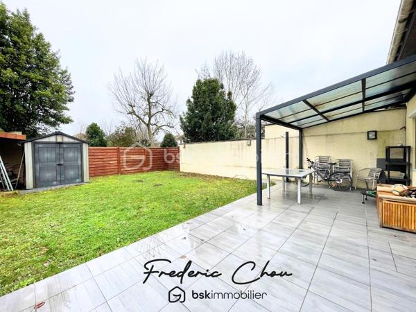 77200 - TORCY - SECTEUR VIEUX TORCY A 2 PAS DU CENTRE VILLE
CHARMANTE MAISON FAMILIALE AVEC SEJOUR SPACIEUX DE 50 M² ENVIRON
JARDIN ARBORE AVEC TERRASSE SANS VIS-A-VIS

🏡 Frédéric Chou vous présente cette superbe maison contemporaine, qui vous séduira dès les premiers instants par ses volumes, sa luminosité et son ambiance chaleureuse.
❤️ Coup de coeur garantit.

Développant environ 122,5 m² au sol dont 107,74 m² habitables, elle offre un cadre de vie idéal pour une famille en quête de confort et de modernité.

✨ Au rez-de-chaussée :
Vous découvrirez un vaste séjour de 50 m² baigné de lumière, entièrement sans vis-à-vis, ouvrant sur une cuisine ouverte moderne et conviviale, parfaite pour partager de beaux moments en famille ou entre amis.
Un dressing polyvalent, pouvant aisément faire office de bureau ou de chambre, complète ce niveau, ainsi qu’une salle de bain et des toilettes séparées.

✨ À l’étage :
L’espace nuit se compose de trois belles chambres, confortables et bien agencées, ainsi que d’une salle d’eau avec WC.

🌿 À l’extérieur :
Un beau jardin de 100 m² et sa terrasse de 30 m²sans vis-à-vis, vous permettront de profiter pleinement des beaux jours en toute intimité.
Un cabanon vous offre un espace de stockage supplémentaire.
Une place de parking complète ce bien.

Taxe foncière : environ 900 € annuel
DPE : C
GES : B

💎 Les + :
Maison décorée avec goût, aux prestations modernes
Belle luminosité naturelle
Aucun vis-à-vis
Environnement agréable et recherché
Une maison clé en main, où il ne vous reste plus qu’à poser vos valises.
Proche des écoles et des commerces
Gare RER A Torcy à 10 min par les bus 220, 211 et 421

📞 À visiter sans tarder !