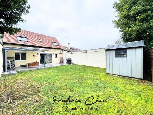 77200 - TORCY - SECTEUR VIEUX TORCY A 2 PAS DU CENTRE VILLE
CHARMANTE MAISON FAMILIALE AVEC SEJOUR SPACIEUX DE 50 M² ENVIRON
JARDIN ARBORE AVEC TERRASSE SANS VIS-A-VIS

🏡 Frédéric Chou vous présente cette superbe maison contemporaine, qui vous séduira dès les premiers instants par ses volumes, sa luminosité et son ambiance chaleureuse.
❤️ Coup de coeur garantit.

Développant environ 122,5 m² au sol dont 107,74 m² habitables, elle offre un cadre de vie idéal pour une famille en quête de confort et de modernité.

✨ Au rez-de-chaussée :
Vous découvrirez un vaste séjour de 50 m² baigné de lumière, entièrement sans vis-à-vis, ouvrant sur une cuisine ouverte moderne et conviviale, parfaite pour partager de beaux moments en famille ou entre amis.
Un dressing polyvalent, pouvant aisément faire office de bureau ou de chambre, complète ce niveau, ainsi qu’une salle de bain et des toilettes séparées.

✨ À l’étage :
L’espace nuit se compose de trois belles chambres, confortables et bien agencées, ainsi que d’une salle d’eau avec WC.

🌿 À l’extérieur :
Un beau jardin de 100 m² et sa terrasse de 30 m²sans vis-à-vis, vous permettront de profiter pleinement des beaux jours en toute intimité.
Un cabanon vous offre un espace de stockage supplémentaire.
Une place de parking complète ce bien.

Taxe foncière : environ 900 € annuel
DPE : C
GES : B

💎 Les + :
Maison décorée avec goût, aux prestations modernes
Belle luminosité naturelle
Aucun vis-à-vis
Environnement agréable et recherché
Une maison clé en main, où il ne vous reste plus qu’à poser vos valises.
Proche des écoles et des commerces
Gare RER A Torcy à 10 min par les bus 220, 211 et 421

📞 À visiter sans tarder !