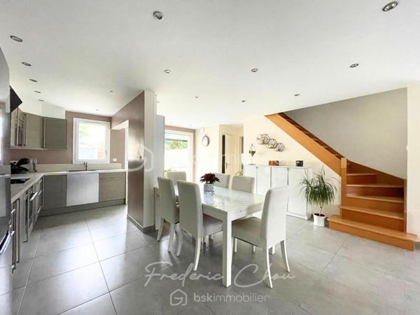 77200 - TORCY - SECTEUR VIEUX TORCY A 2 PAS DU CENTRE VILLE
CHARMANTE MAISON FAMILIALE AVEC SEJOUR SPACIEUX DE 50 M² ENVIRON
JARDIN ARBORE AVEC TERRASSE SANS VIS-A-VIS

🏡 Frédéric Chou vous présente cette superbe maison contemporaine, qui vous séduira dès les premiers instants par ses volumes, sa luminosité et son ambiance chaleureuse.
❤️ Coup de coeur garantit.

Développant environ 122,5 m² au sol dont 107,74 m² habitables, elle offre un cadre de vie idéal pour une famille en quête de confort et de modernité.

✨ Au rez-de-chaussée :
Vous découvrirez un vaste séjour de 50 m² baigné de lumière, entièrement sans vis-à-vis, ouvrant sur une cuisine ouverte moderne et conviviale, parfaite pour partager de beaux moments en famille ou entre amis.
Un dressing polyvalent, pouvant aisément faire office de bureau ou de chambre, complète ce niveau, ainsi qu’une salle de bain et des toilettes séparées.

✨ À l’étage :
L’espace nuit se compose de trois belles chambres, confortables et bien agencées, ainsi que d’une salle d’eau avec WC.

🌿 À l’extérieur :
Un beau jardin de 100 m² et sa terrasse de 30 m²sans vis-à-vis, vous permettront de profiter pleinement des beaux jours en toute intimité.
Un cabanon vous offre un espace de stockage supplémentaire.
Une place de parking complète ce bien.

Taxe foncière : environ 900 € annuel
DPE : C
GES : B

💎 Les + :
Maison décorée avec goût, aux prestations modernes
Belle luminosité naturelle
Aucun vis-à-vis
Environnement agréable et recherché
Une maison clé en main, où il ne vous reste plus qu’à poser vos valises.
Proche des écoles et des commerces
Gare RER A Torcy à 10 min par les bus 220, 211 et 421

📞 À visiter sans tarder !