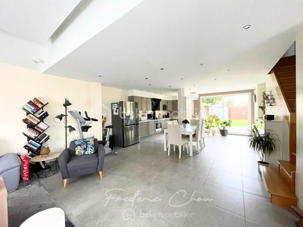 77200 - TORCY - SECTEUR VIEUX TORCY A 2 PAS DU CENTRE VILLE
CHARMANTE MAISON FAMILIALE AVEC SEJOUR SPACIEUX DE 50 M² ENVIRON
JARDIN ARBORE AVEC TERRASSE SANS VIS-A-VIS

🏡 Frédéric Chou vous présente cette superbe maison contemporaine, qui vous séduira dès les premiers instants par ses volumes, sa luminosité et son ambiance chaleureuse.
❤️ Coup de coeur garantit.

Développant environ 122,5 m² au sol dont 107,74 m² habitables, elle offre un cadre de vie idéal pour une famille en quête de confort et de modernité.

✨ Au rez-de-chaussée :
Vous découvrirez un vaste séjour de 50 m² baigné de lumière, entièrement sans vis-à-vis, ouvrant sur une cuisine ouverte moderne et conviviale, parfaite pour partager de beaux moments en famille ou entre amis.
Un dressing polyvalent, pouvant aisément faire office de bureau ou de chambre, complète ce niveau, ainsi qu’une salle de bain et des toilettes séparées.

✨ À l’étage :
L’espace nuit se compose de trois belles chambres, confortables et bien agencées, ainsi que d’une salle d’eau avec WC.

🌿 À l’extérieur :
Un beau jardin de 100 m² et sa terrasse de 30 m²sans vis-à-vis, vous permettront de profiter pleinement des beaux jours en toute intimité.
Un cabanon vous offre un espace de stockage supplémentaire.
Une place de parking complète ce bien.

Taxe foncière : environ 900 € annuel
DPE : C
GES : B

💎 Les + :
Maison décorée avec goût, aux prestations modernes
Belle luminosité naturelle
Aucun vis-à-vis
Environnement agréable et recherché
Une maison clé en main, où il ne vous reste plus qu’à poser vos valises.
Proche des écoles et des commerces
Gare RER A Torcy à 10 min par les bus 220, 211 et 421

📞 À visiter sans tarder !